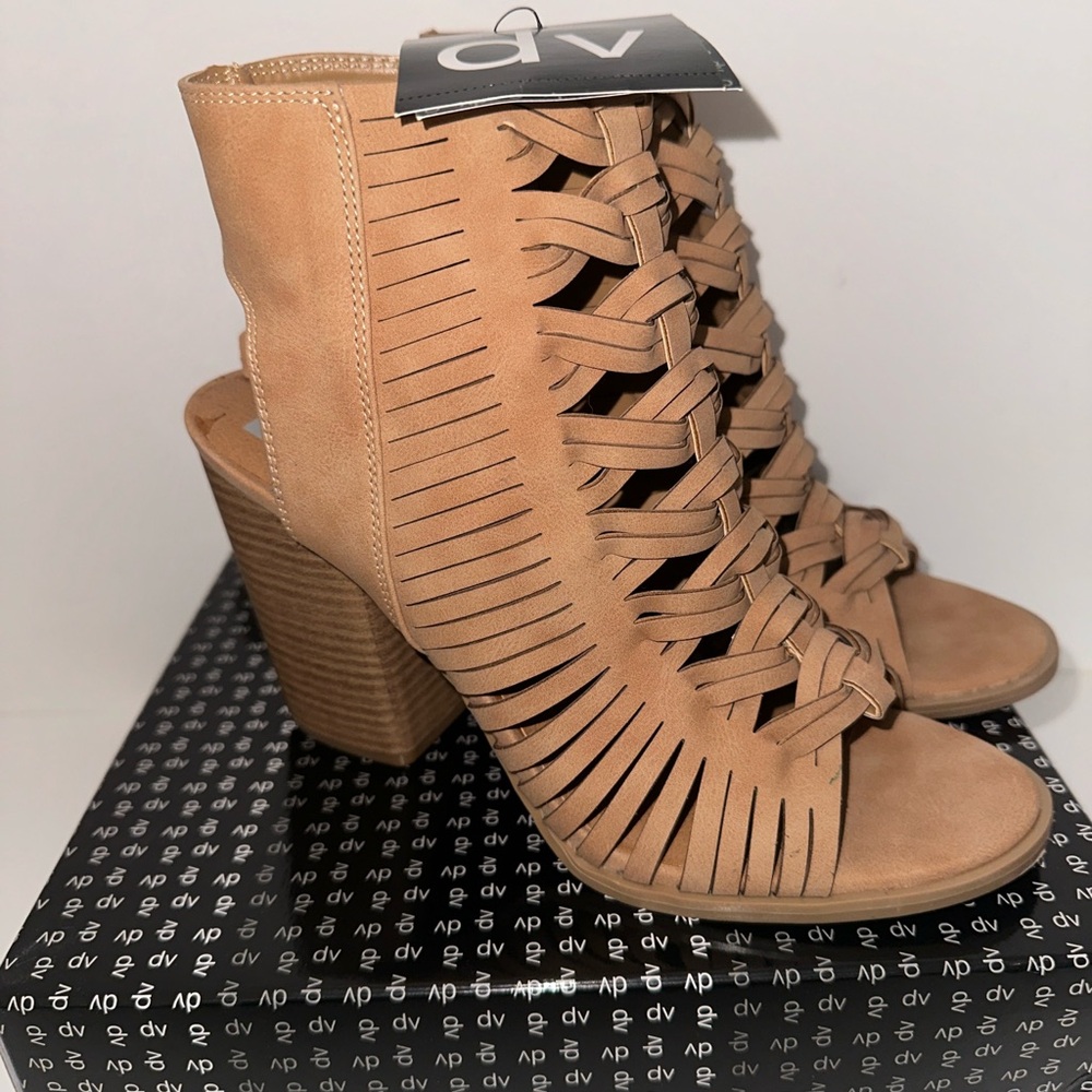 dv by dolce vita. Size 8. Taupe peep toe booties